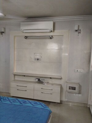 Furnished Amenities in 2.5 BHK Apartment at Mayur Vihar – for Rent