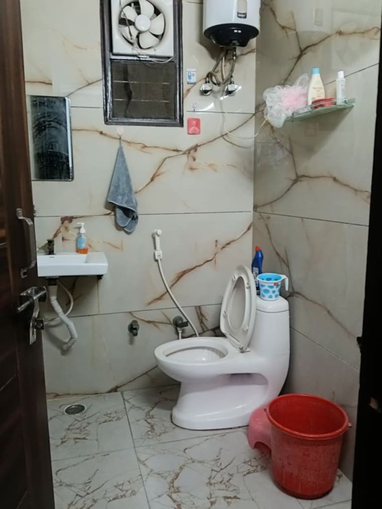 Bathroom, shyam park extension 4 Bedroom 1500 Sq.Ft. Builder Floor In Shyam Park Extension Ghaziabad 10427784