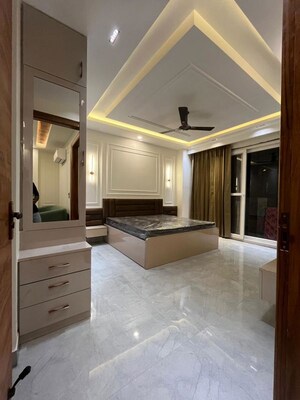 Room in 1 BHK Apartment at Dlf Phase V – for Rent