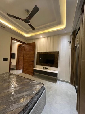 Parking in 1 BHK Apartment at Dlf Phase V – for Rent