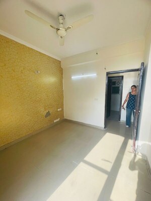 Room in 2 BHK Apartment at Amrapali Silicon City, Sector 76 – for Rent