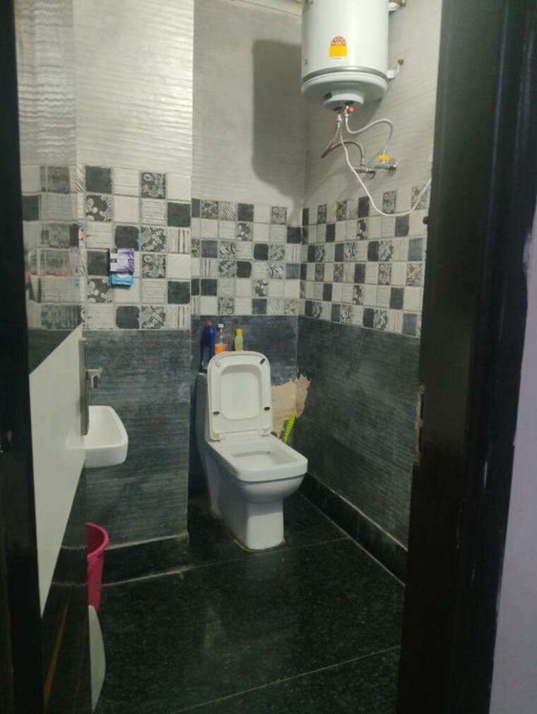 Bathroom, suncity-township-gurgaon 3 Bedroom 1350 Sq.Ft. Builder Floor In Sector 54 Gurgaon 10428070
