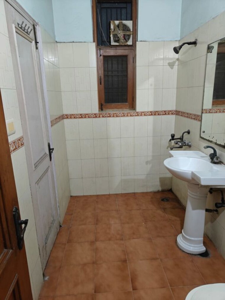 Bathroom, amrapali-hanging-gardens 4 Bedroom 3200 Sq.Ft. Apartment In Sector 107 Noida 10428076