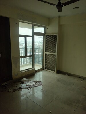 Room in 2.5 BHK Apartment at Gaur City 2 - 16th Avenue, Sector 16c Greater Noida – for Rent