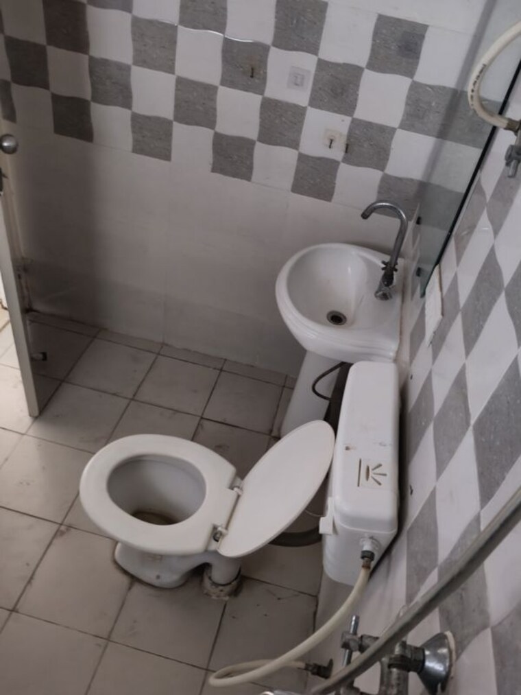 Bathroom, gaur-city-2-14th-avenue 2 Bedroom 955 Sq.Ft. Apartment In Sector 16c Greater Noida Greater Noida 10428320