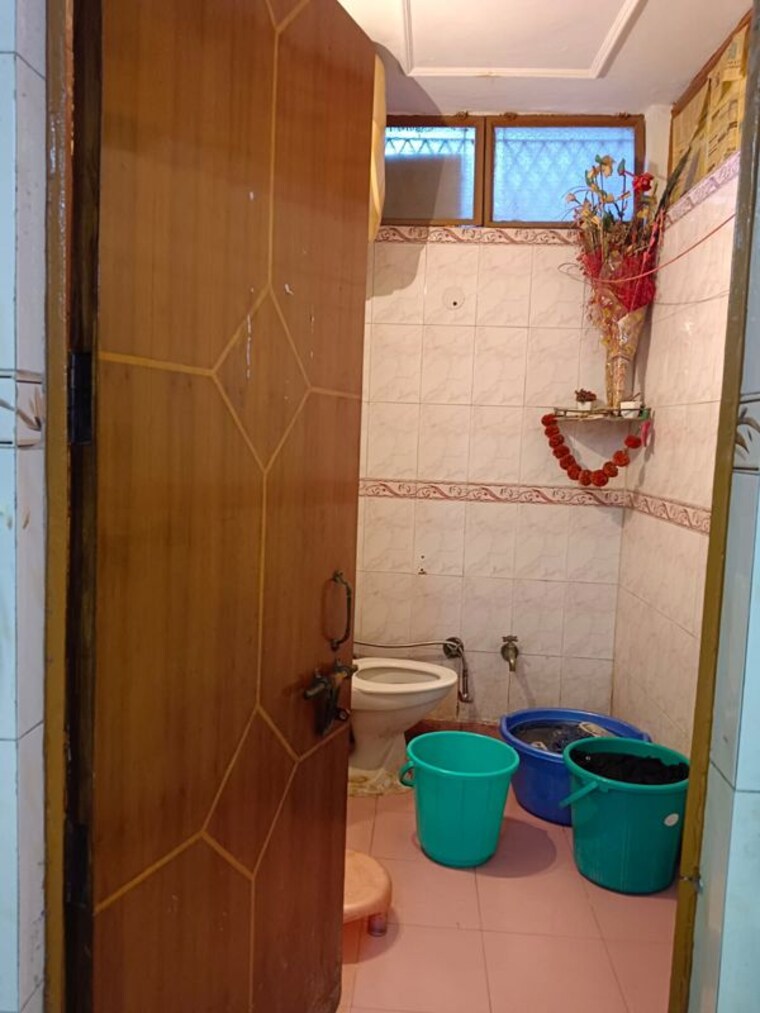 Bathroom, amar colony 1.5 Bedroom 877 Sq.Ft. Builder Floor In Amar Colony Delhi 10428397