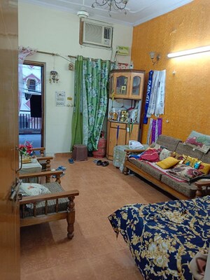 Living Room in 1.5 BHK Builder Floor at Amar Colony – for Rent