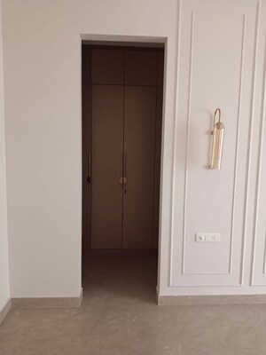 Room in 4 BHK Builder Floor at Safdarjung Enclave – for Rent