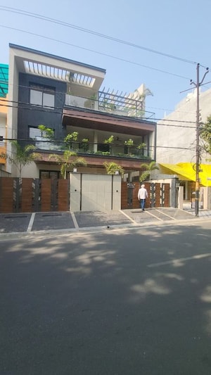 6+ BHK Independent House – Exterior View View at Gomti Nagar - for Sale