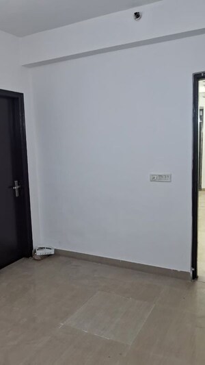 Room in 2.5 BHK Apartment at Amrapali Silicon City, Sector 76 – for Rent