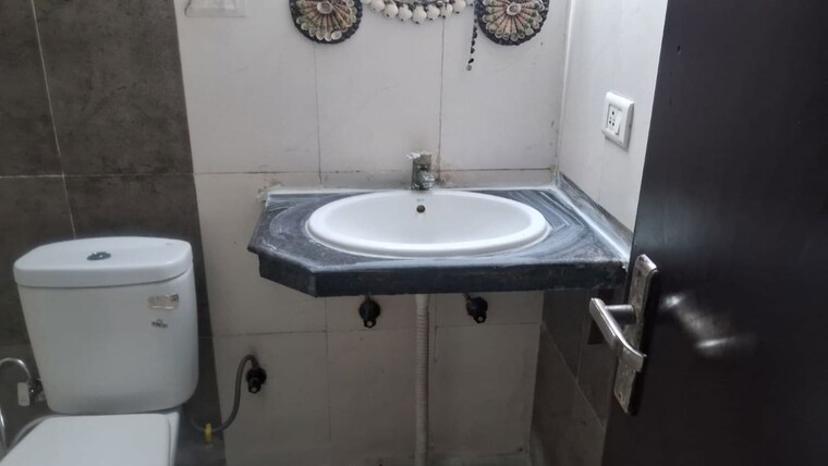 Bathroom, amrapali-silicon-city 2.5 Bedroom 1118 Sq.Ft. Apartment In Sector 76 Noida 10428517