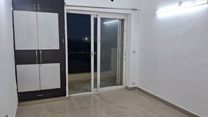 Room in 2.5 BHK Apartment at Amrapali Silicon City, Sector 76 – for Rent