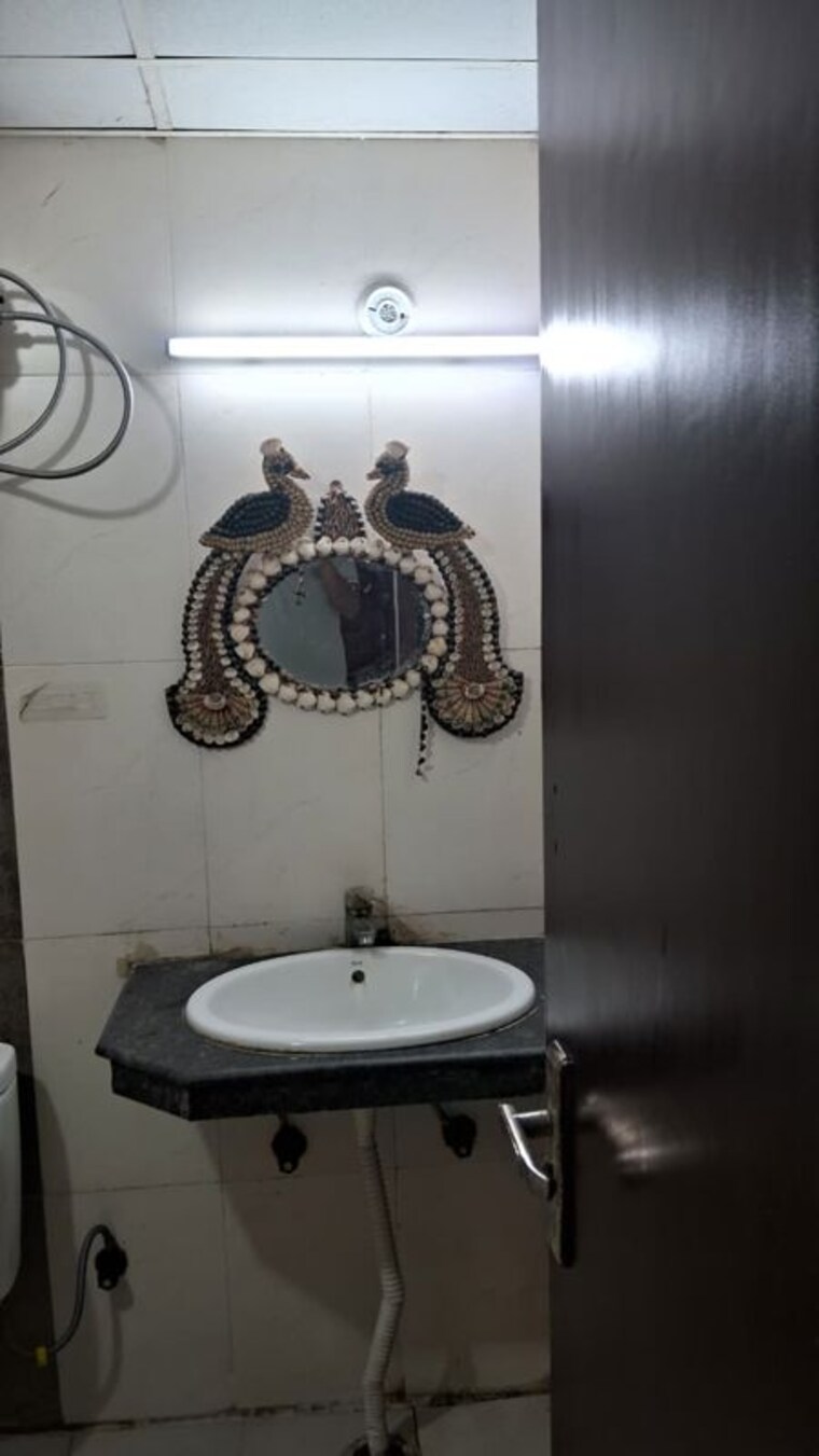 Bathroom, amrapali-silicon-city 2.5 Bedroom 1118 Sq.Ft. Apartment In Sector 76 Noida 10428517