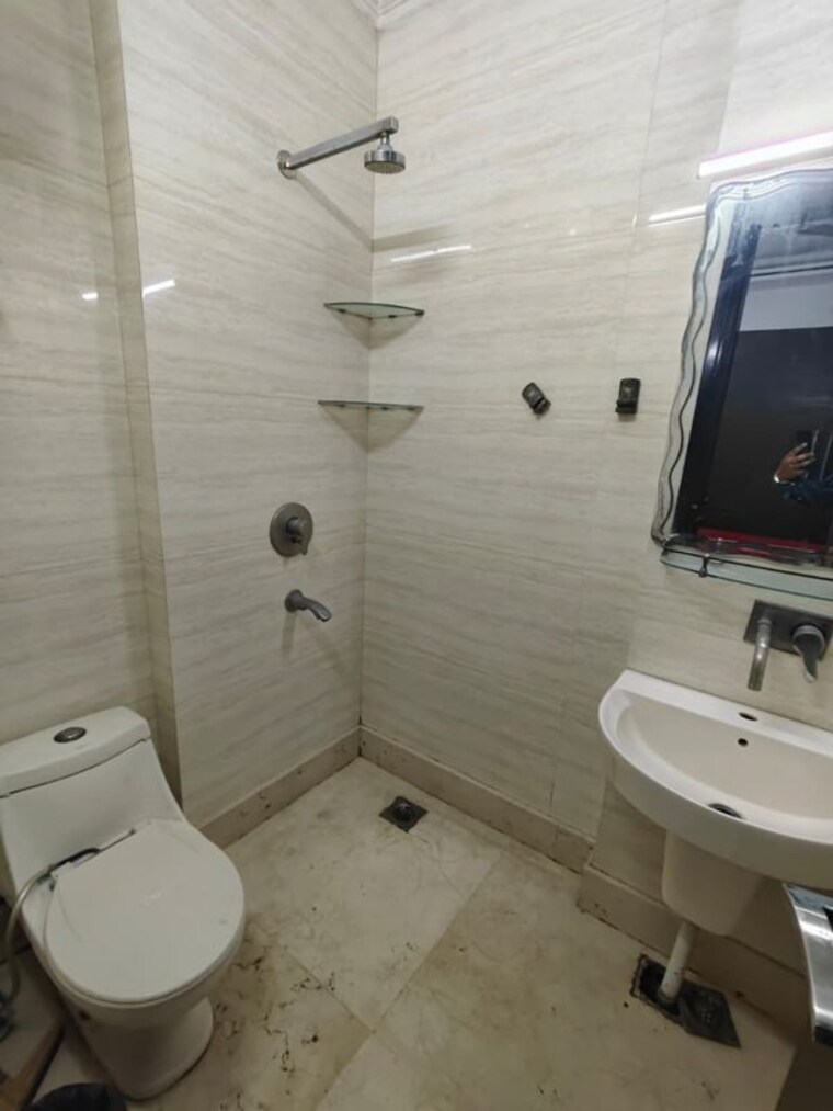 Bathroom, chittaranjan park 3 Bedroom 160 Sq.Yd. Builder Floor In Chittaranjan Park Delhi 10428530