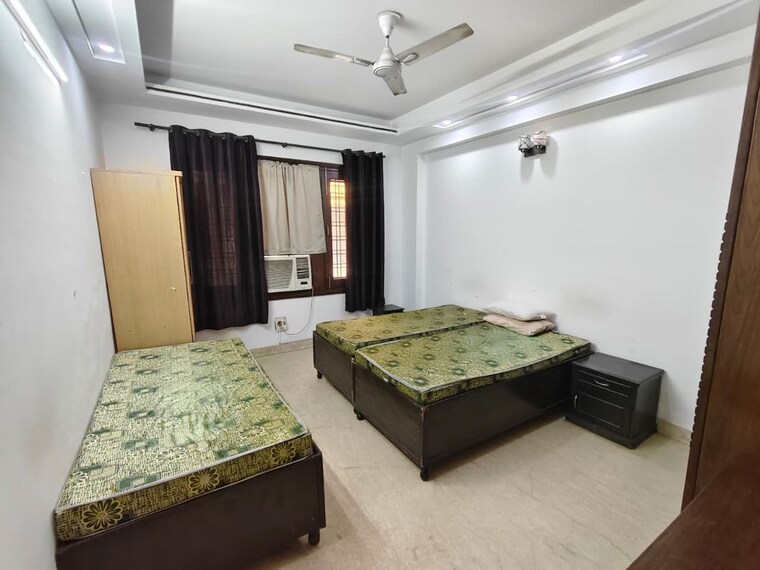Bedroom, chittaranjan park 3 Bedroom 160 Sq.Yd. Builder Floor In Chittaranjan Park Delhi 10428530