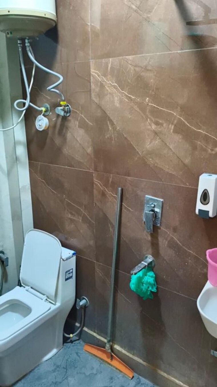 Bathroom, govindpuri 1 Bedroom 45 Sq.Yd. Builder Floor In Govindpuri Delhi 10428580