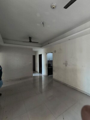 Room in 3 BHK Apartment at Amrapali Silicon City, Sector 76 – for Rent