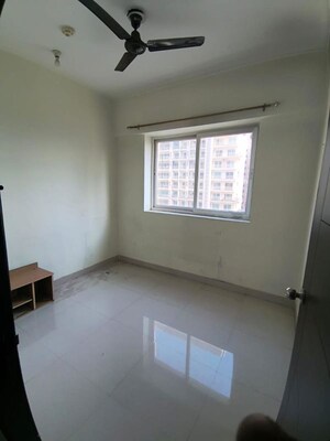 Room in 3 BHK Apartment at Amrapali Silicon City, Sector 76 – for Rent