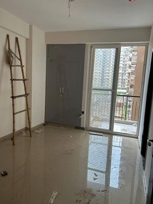 Room in 3 BHK Apartment at Stellar One, Sector 1 Greater Noida – for Rent