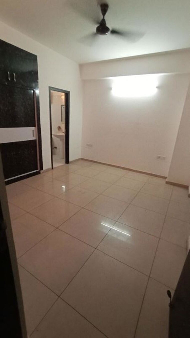 Bathroom, gulshan-vivante 2.5 Bedroom 1220 Sq.Ft. Apartment In Sector 137 Noida 10428636
