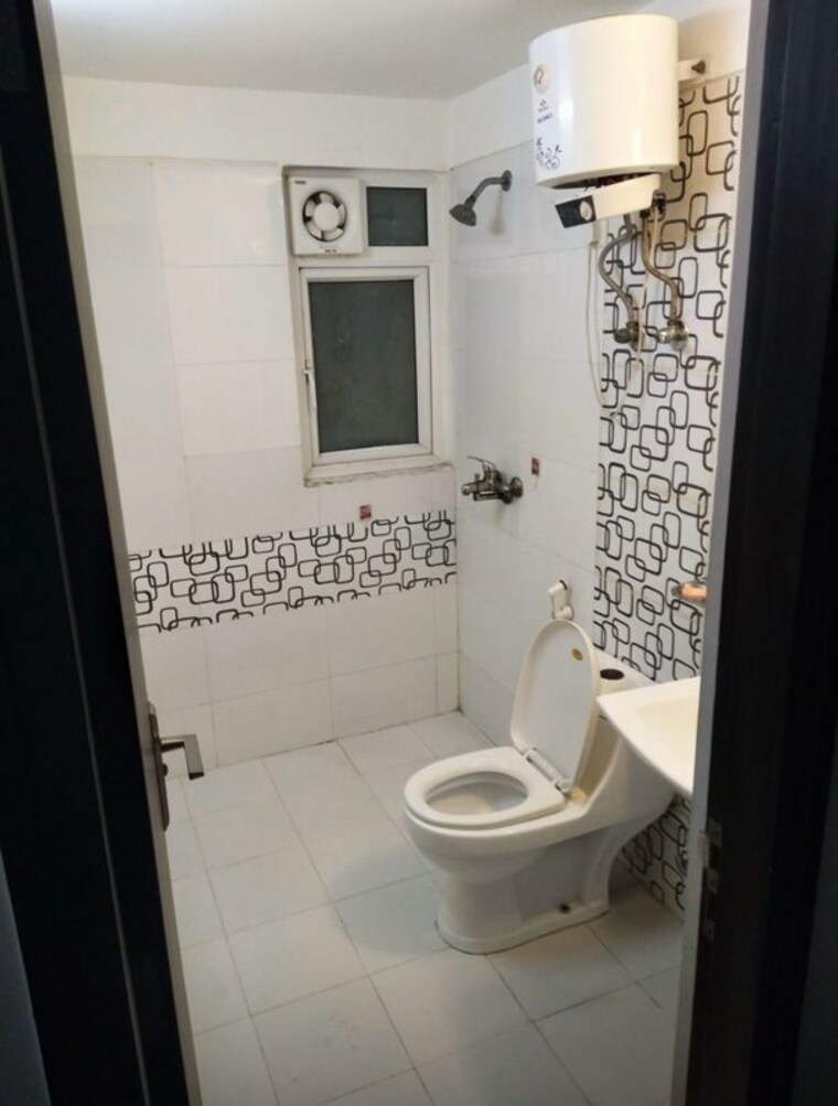 Bathroom, gulshan-vivante 2.5 Bedroom 1220 Sq.Ft. Apartment In Sector 137 Noida 10428636