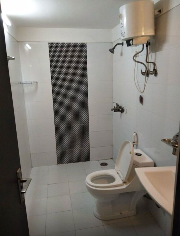 Bathroom, gulshan-vivante 2.5 Bedroom 1220 Sq.Ft. Apartment In Sector 137 Noida 10428636