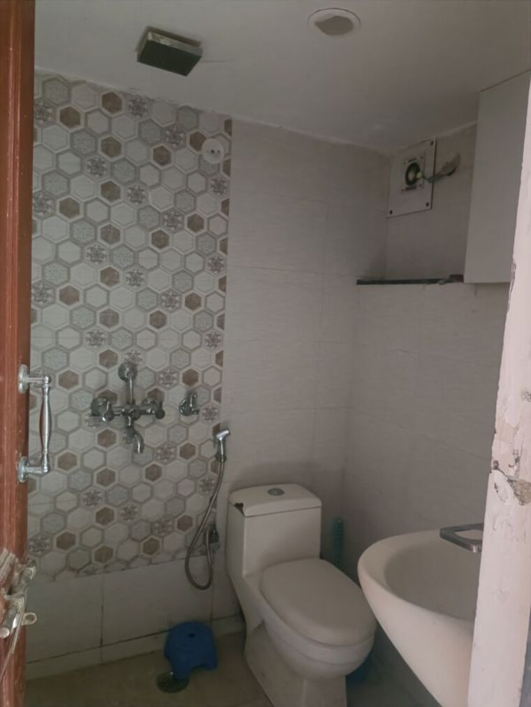 Bathroom, sector 52 1 Bedroom 550 Sq.Ft. Builder Floor In Sector 52 Gurgaon 9077001
