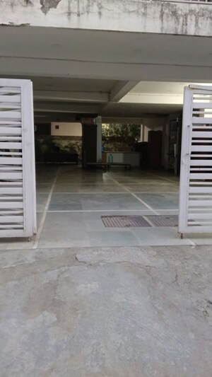 Parking in 3 BHK Builder Floor at Vipul World Plots, Sector 48 – for Rent