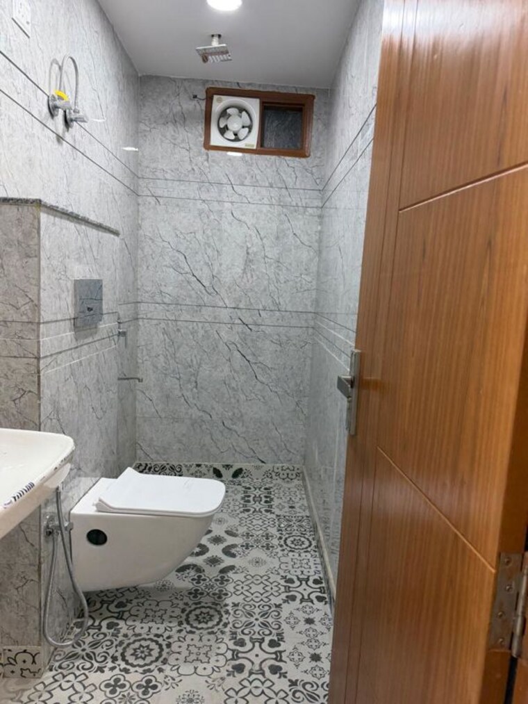 Bathroom, govindpuri 3 Bedroom 100 Sq.Yd. Builder Floor In Govindpuri Delhi 10428781