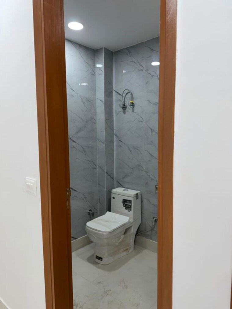 Bathroom, govindpuri 3 Bedroom 100 Sq.Yd. Builder Floor In Govindpuri Delhi 10428781