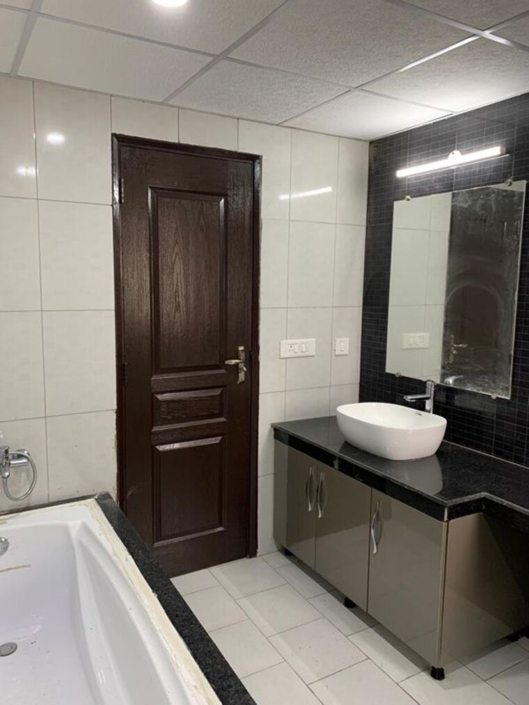 Attached Bathroom, wave-amore 3.5 Bedroom 2287 Sq.Ft. Apartment In Sector 32 Noida 10428883