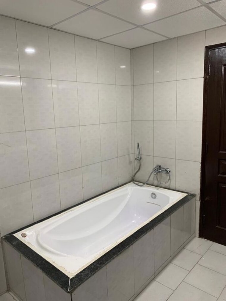 Bathroom, wave-amore 3.5 Bedroom 2287 Sq.Ft. Apartment In Sector 32 Noida 10428883