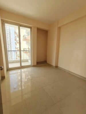 Room in 2 BHK Apartment at Antriksh Golf Link, Sector 1 Greater Noida – for Rent