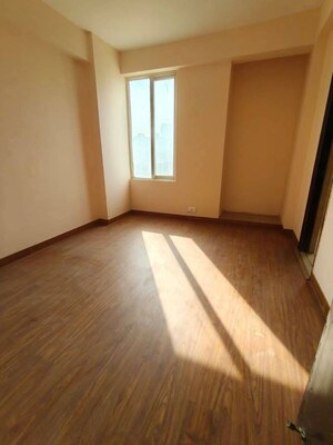 Room in 2 BHK Apartment at Antriksh Golf Link, Sector 1 Greater Noida – for Rent