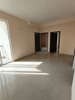 Room in 2 BHK Apartment at Antriksh Golf Link, Sector 1 Greater Noida – for Rent
