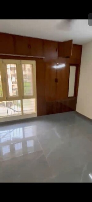 Room in 3.5 BHK Apartment at Jalvayu Towers, Sector 56 – for Rent