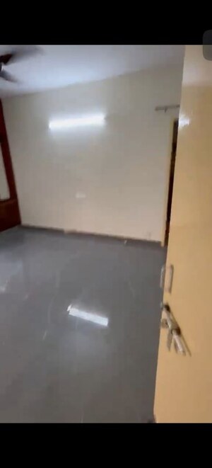 Furnished Amenities in 3.5 BHK Apartment at Jalvayu Towers, Sector 56 – for Rent