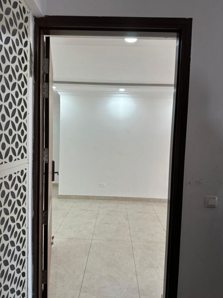 Room, nagla road 3 Bedroom 2025 Sq.Ft. Apartment In Nagla Road Zirakpur 10429010