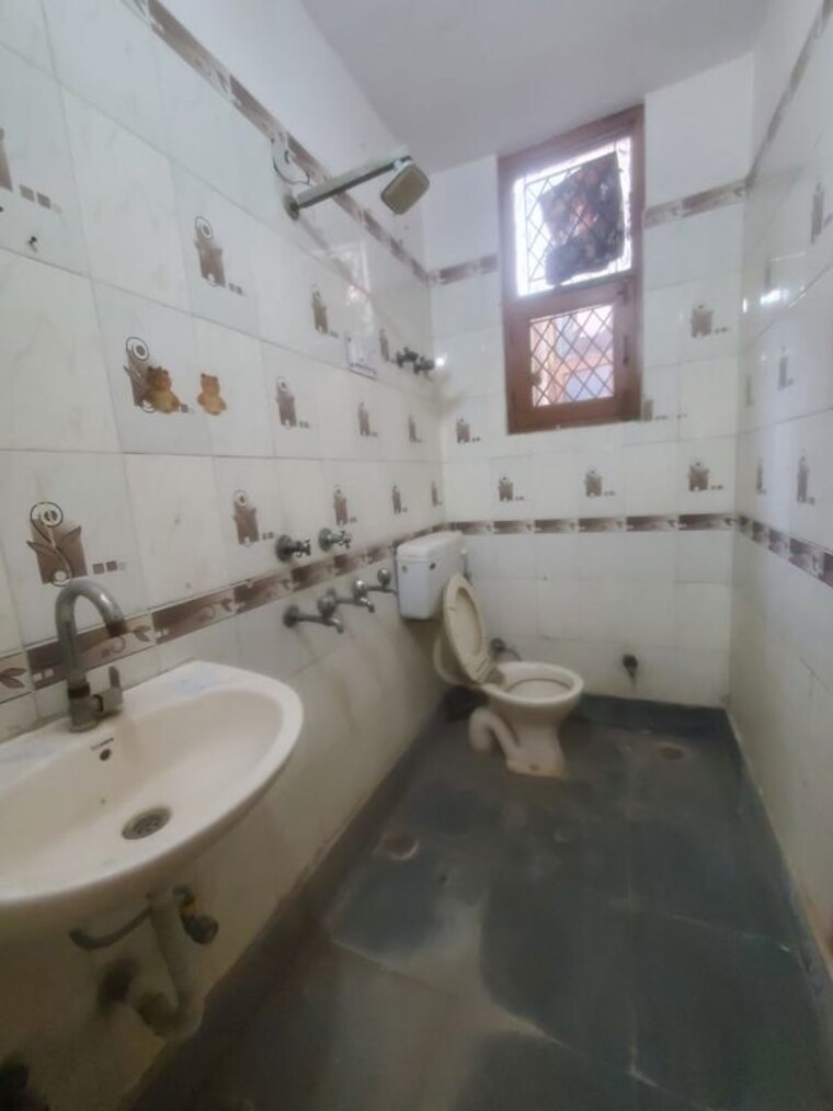 Bathroom, ashoka enclave 3 Bedroom 1450 Sq.Ft. Builder Floor In Ashoka Enclave Faridabad 10429054