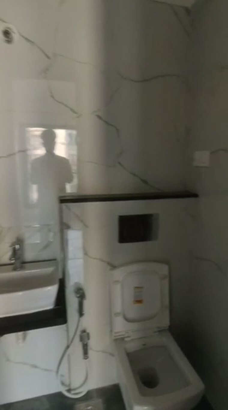 Bathroom, gurukripa-building 2.5 Bedroom 890 Sq.Ft. Apartment In Chembur Mumbai 10429135