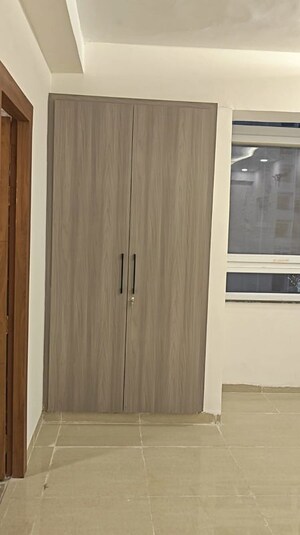 Room in 2.5 BHK Apartment at Supertech Cape Town, Sector 74 – for Rent