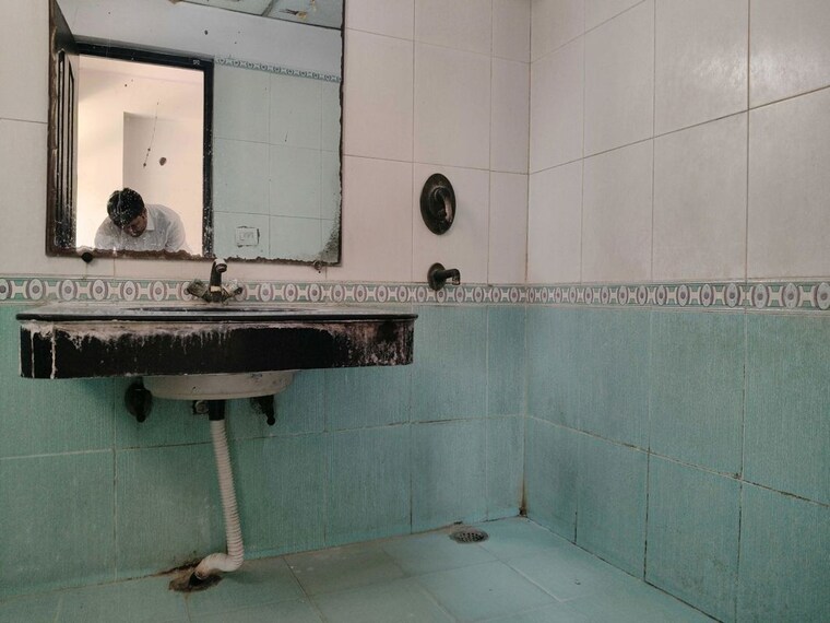 Bathroom, supertech-emerald-court 3 Bedroom 1750 Sq.Ft. Apartment In Sector 93a Noida 10429228