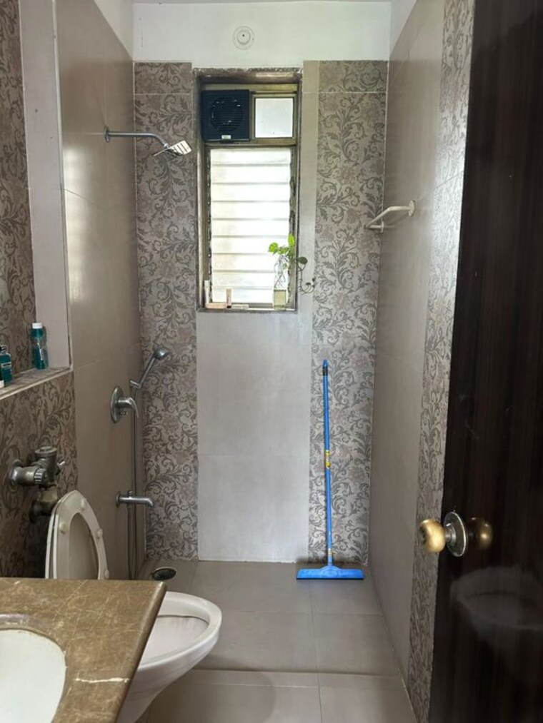 Bathroom, kukreja-hari-kunj-ii 3 Bedroom 1000 Sq.Ft. Apartment In Chembur Mumbai 10429330