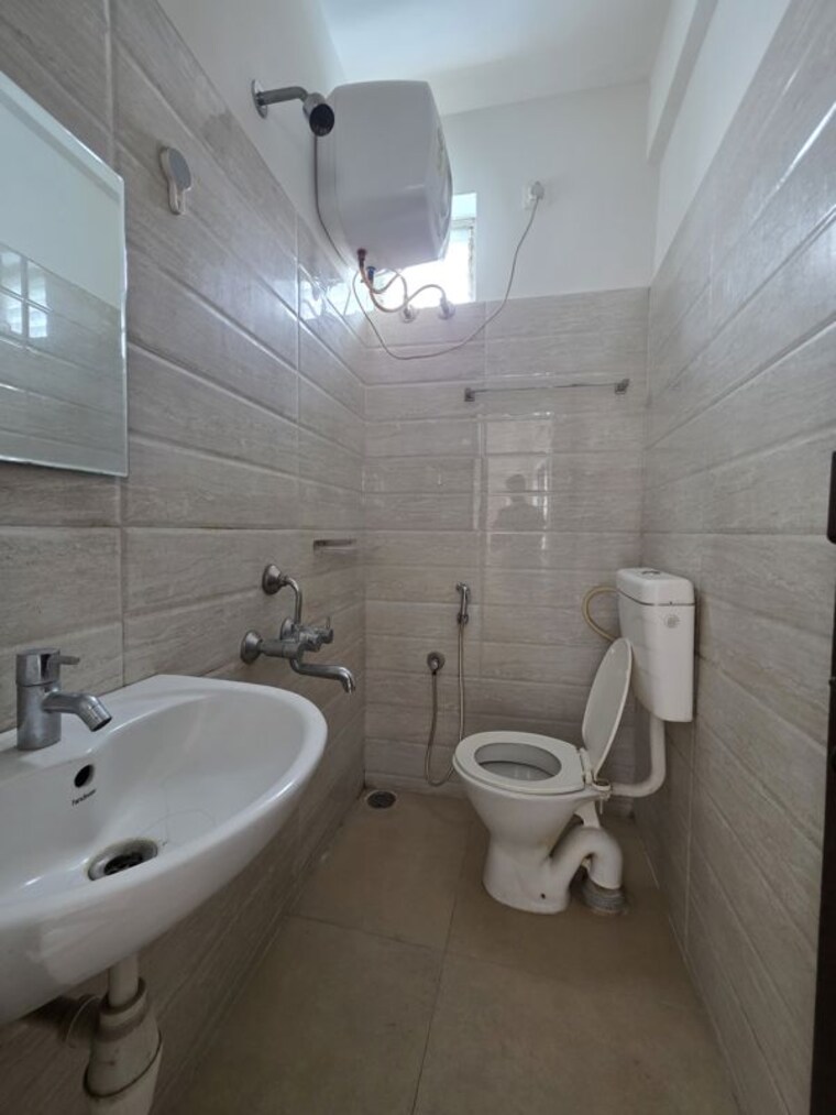 Bathroom, hsr layout sector 2 1 RK 300 Sq.Ft. Builder Floor In Hsr Layout Sector 2 Bangalore 10429414