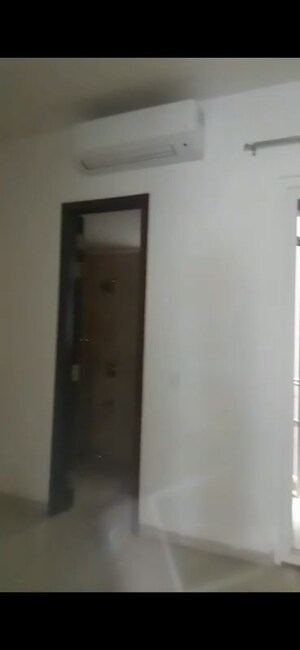 Room in 3 BHK Apartment at Smart World Orchard, Sector 61 – for Rent