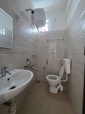 Bathroom in 1 RK Builder Floor at Hsr Layout Sector 2 – for Rent