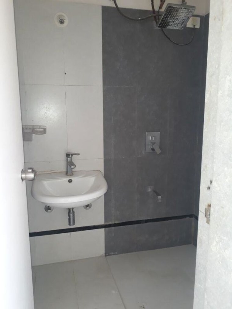 Bathroom, kakkad-madhuban 2 Bedroom 1000 Sq.Ft. Apartment In Balewadi Pune 10429624