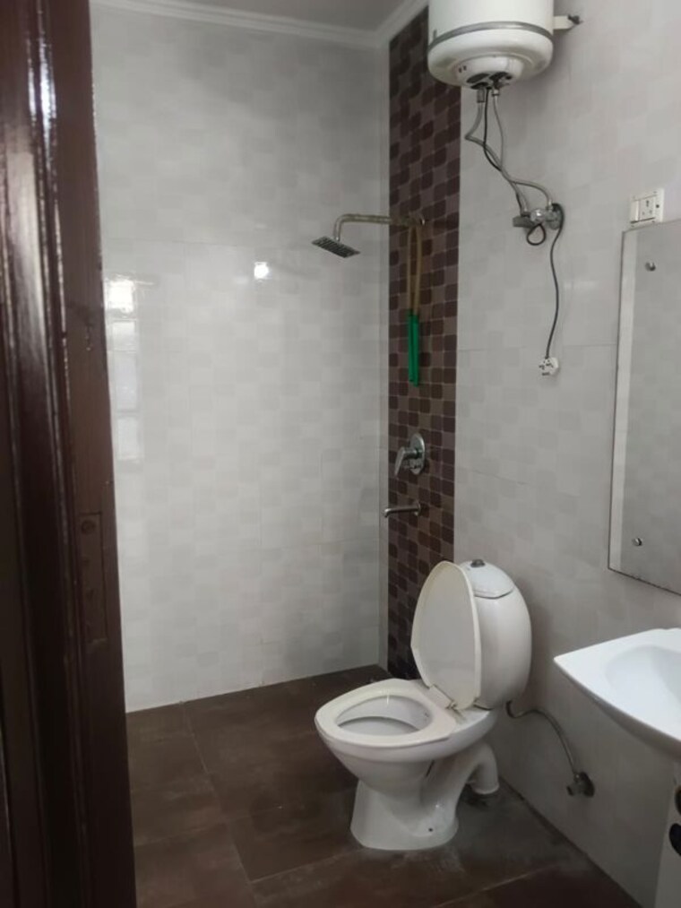 Bathroom, unitech-singleton-floors-south-city 3 Bedroom 1620 Sq.Ft. Builder Floor In Sector 50 Gurgaon 10429675
