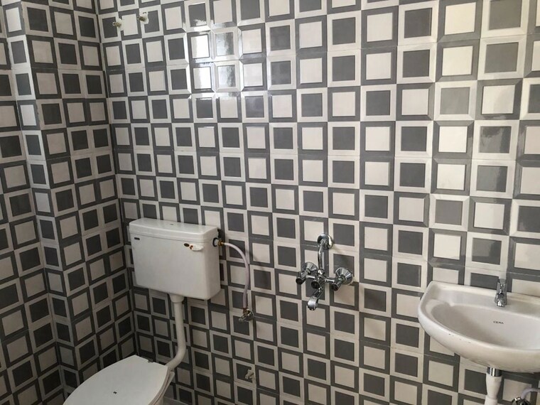 Bathroom, macker-silver-estate-vertica 3 Bedroom 1218 Sq.Ft. Apartment In Katara Hills Bhopal 10429687