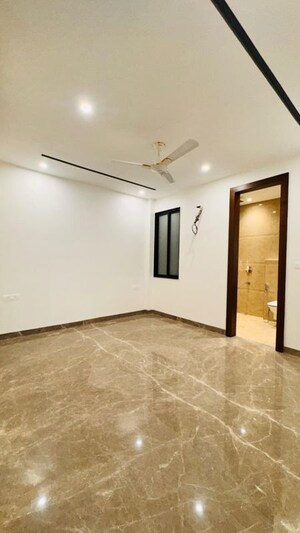 Room in 4 BHK Builder Floor at Sector 55 – for Sale